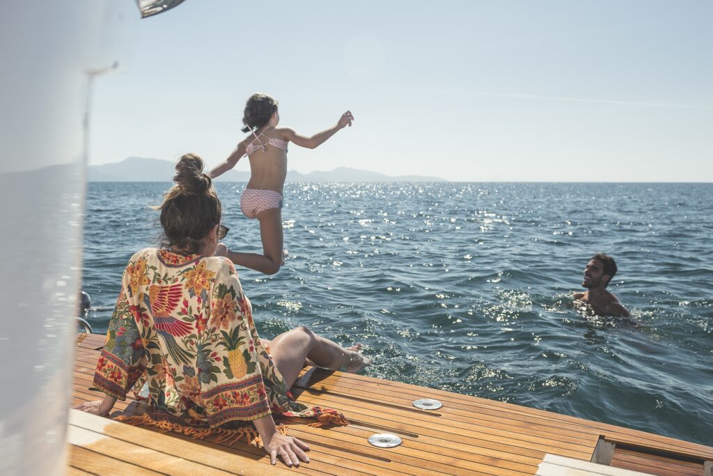 Família se divertindo durante passeio de barco em ilhabela.